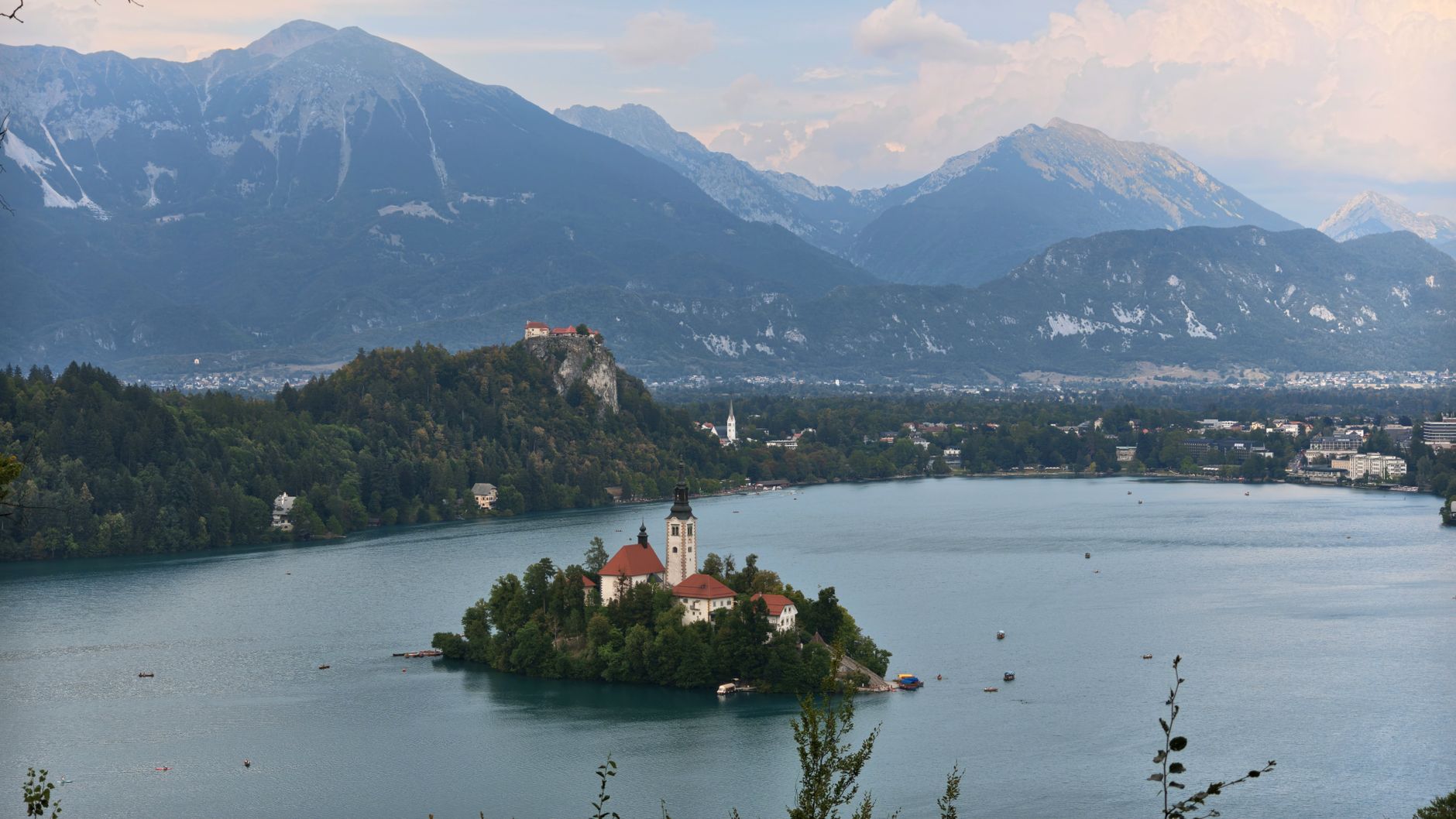 Avtodom na cesti ob Bohinjskem jezeru